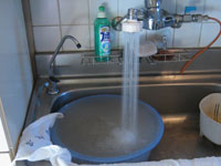 配管清掃中の水道水